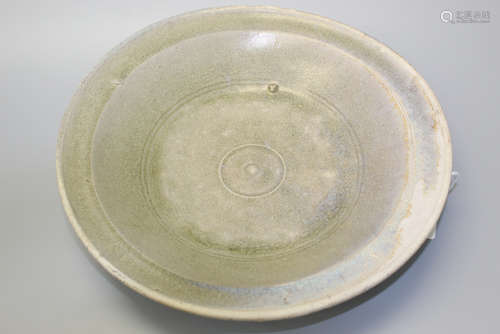 Thai Sawankhalok celadon glaze pottery charger, 15th /