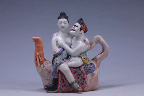 18-19TH CENTURY, A STORY DESIGN PORCELAIN EWER, LATE QING DYNASTY