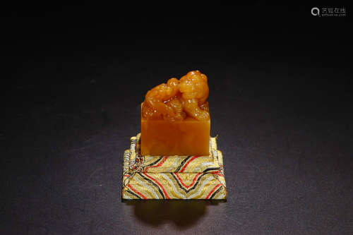 17-19TH CENTURY, A LION DESIGN SHOUSHAN FIELD YELLOW STONE SEAL, QING DYNASTY