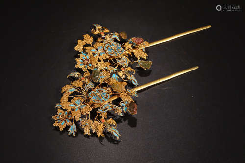 A PAIR OF FLORAL DESIGN PURE GOLD HAIRPINS
