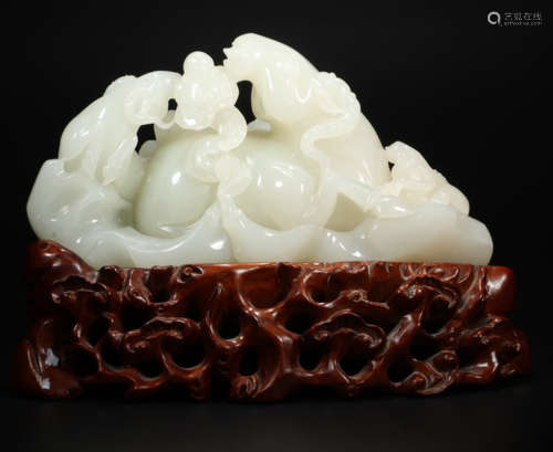 A HETIAN JADE CARVED THREE SHEEP SHAPED ORNAMENT