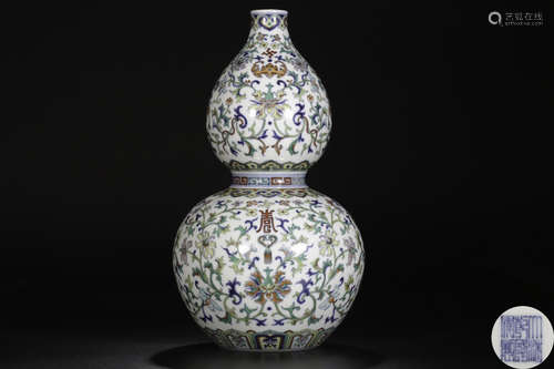 A FAMILLE ROSE WRAPPED FLORAL PATTERN GOURD VASE