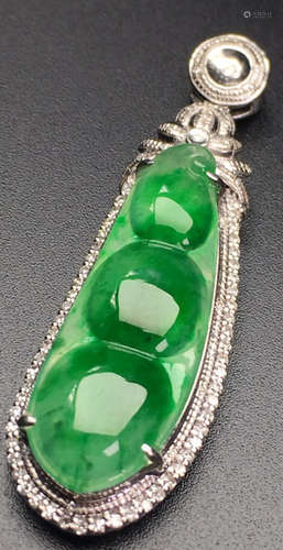 A GREEN JADEITE CARVED BEAN PATTERN PENDANT