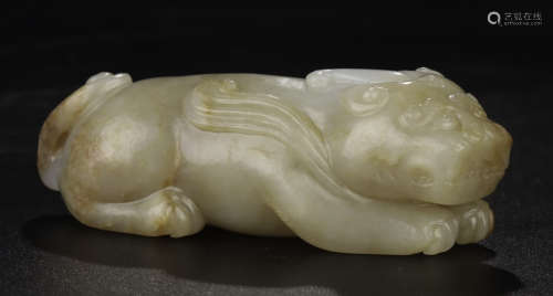 A HETIAN WHITE JADE CARVED BEAST SHAPED PENDANT