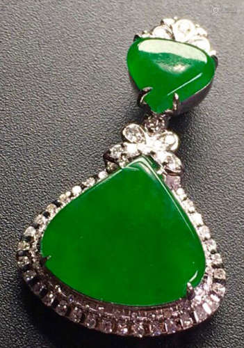 A GREEN JADEITE CARVED PENDANT