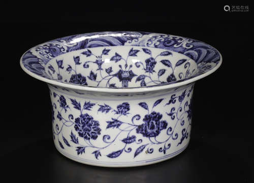 A WHITE AND BLUE GLAZE FLORAL PATTERN PEN WASHER