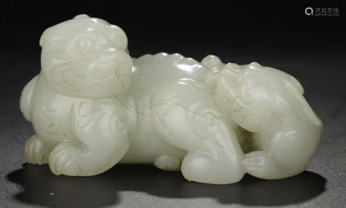 A HETIAN JADE CARVED DRAGON PATTERN PENDANT