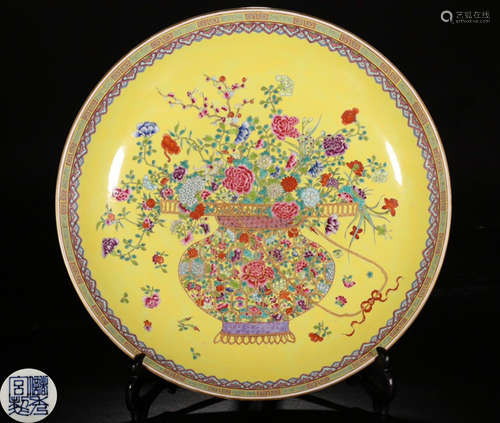 A YELLOW GLAZE ENAMEL FLORAL PATTERN PLATE