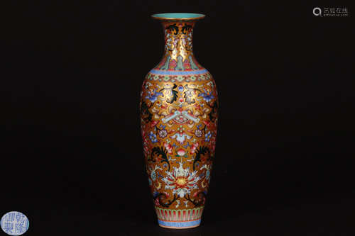 A FAMILLE ROSE GLAZE GUANYIN PATTERN VASE