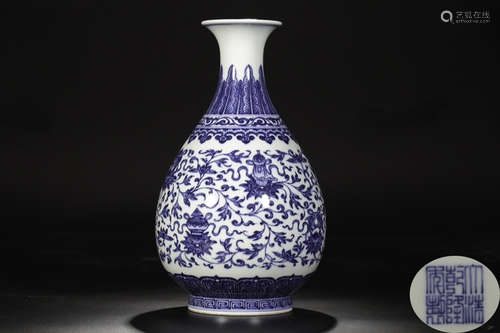 A WHITE AND BLUE GLAZE WRAPPED FLORAL PATTERN VASE