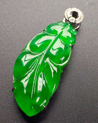 A GREEN JADEITE CARVED LEAF PATTEERN PENDANT