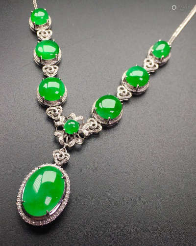 A GREEN JADEITE CARVED BEAD STRING NECKLACE