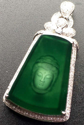 A GREEN JADEITE CARVED GUANYIN BUDDHA PENDANT