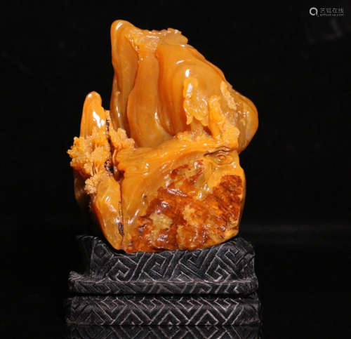 A TIANHUANG STONE CARVED MOUNTAIN SHAPED PENDANT