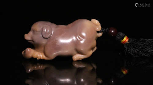 A SOAPSTONE CARVED PIG SHAPED PENDANT