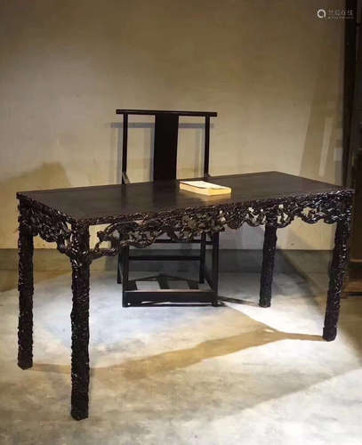 A RED TAN WOOD CARVED FLORAL PATTERN TABLE