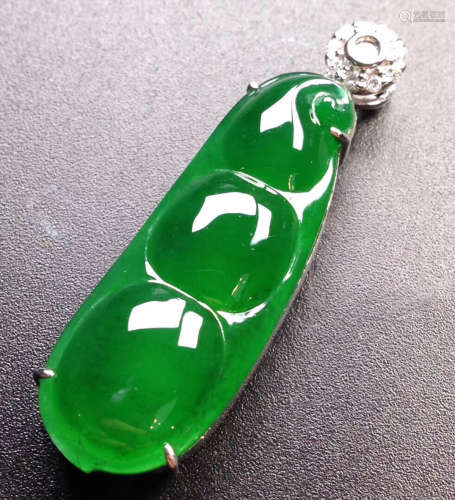 A GREEN JADEITE CARVED BEANS SHAPED PENDANT