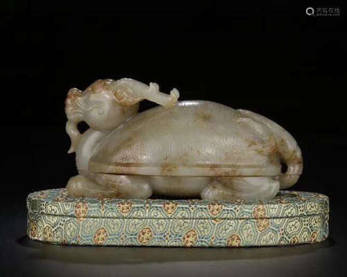 A HETIAN JADE BEAST CARVED BOX