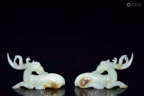 A PAIR OF HETIAN JADE DEERS ORNAMENTS