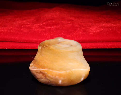 A HETIAN JADE BELL SHAPED INK SLAB