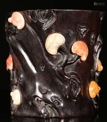 A SOAPSTONE CARVED GANODERMA PATTERN PEN HOLDER