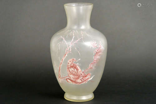 Vaas in gesatineerd kristalglas met een geëmailleerd chinoiserie decor, getekend [...]