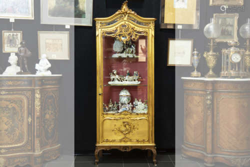 Fraai 'antiek' vitrinemeubeltje in Lodewijk XV-stijl gerealiseerd in fijngesculpteerd [...]