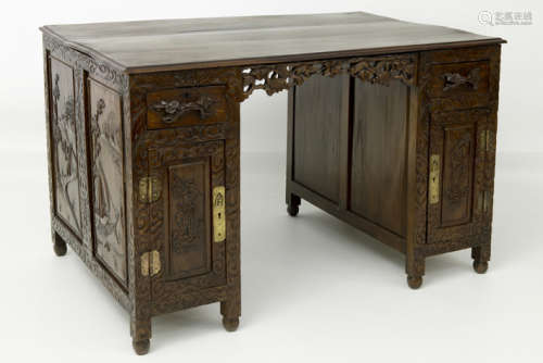 Antiek Chinees bureau in een exotische houtsoort met fijngesneden en gebeelhouwde, [...]