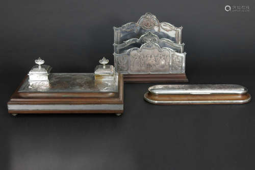 Antieke driedelige bureauset (op een basis in acajou) met Louis XV-ornamentiek met [...]