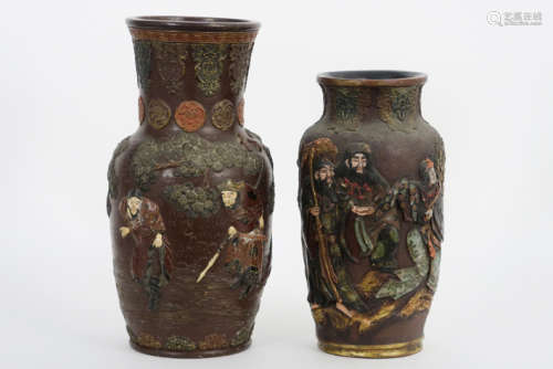 Lot van twee Chinese vazen in aardewerk met een polychroom reliëfdecor - hoogtes : [...]
