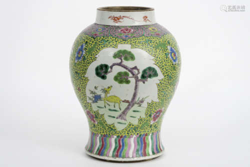 Antieke Chinese vaas in porselein met een polychroom decor - hoogte : 34 cm - - [...]
