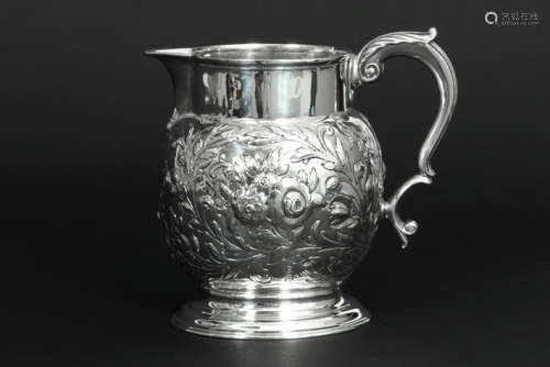 Achttiende eeuws Engels kruikje in massief zilver, gemerkt 