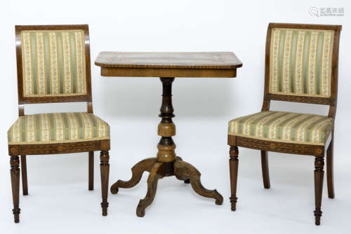 Lot (3) met een negentiende eeuwse Biedermeier-tafel in notelaar versierd met [...]