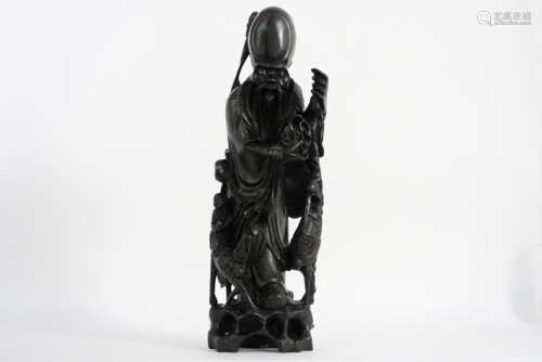 Vrij grote Chinese sculptuur in hout, ingelegd met zilverdraad : 