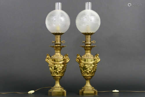 Paar antieke petroleumlampen met vaas in gedoreerde brons met grepen in de vorm van [...]
