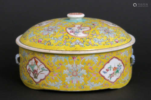 Ronde Chinese gedekselde terrine in porselein met een polychroom decor - diameter : [...]