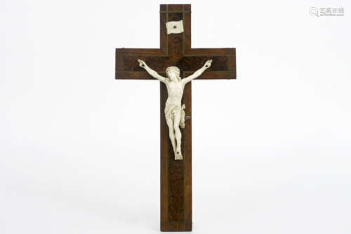 Antiek kruisbeeld met een Christuscorpus in fijngesneden ivoor (hoogte : 15 cm) - [...]
