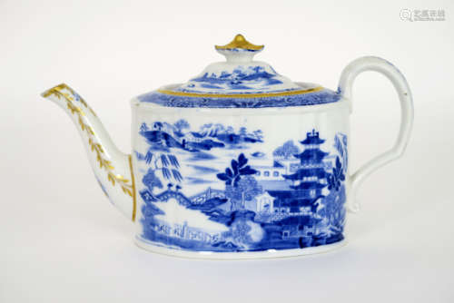 Achttiende eeuwse Chinese theepot in porselein met een blauwwit decor met landschap [...]