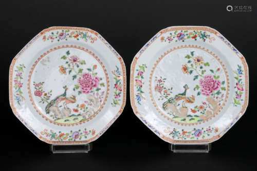 Paar achttiende eeuwse Chinese borden in porselein met Famille Rose-decor - [...]