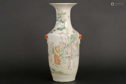 Chinese vaas in porselein met een polychroom decor met personages - hoogte : 57,5 [...]