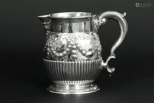 Achttiende eeuws Engels kruikje in gemerkt massief zilver met deels later [...]