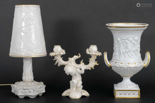 Lot (3) porselein met een vaas, een lamp en een kandelaaar naar een ontwerp van K. [...]