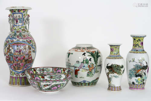 Lot (5) Chinees porselein met een bowl, drie vazen en een gemberpot met Famille [...]