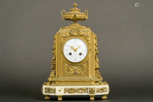 DELARUE PARIS negentiende eeuws neoclassicistisch klokje bekroond met een urne in [...]