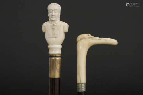 Lot van twee wandelstokken met greep in ivoor of been - - two old walking sticks -