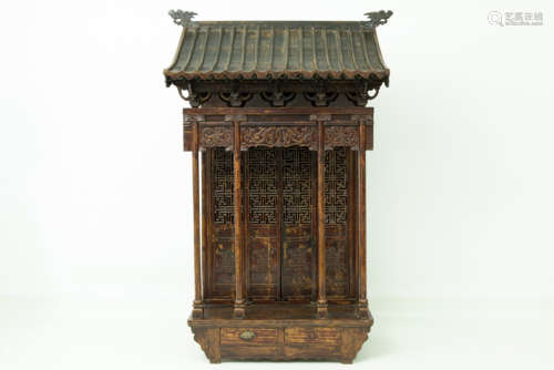 Antiek Chinees altaarmeubel in de vorm van een tempel met typisch dak, zuilen en [...]