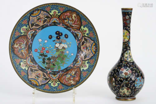 Lot (2) antieke cloisonné met schaal en flesvaas - - antique vase and plate in [...]