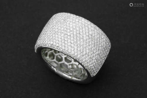 Modieuze ring met een vrij breed bandmodel in witgoud 18 karaat en met een sierstuk [...]