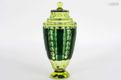 Gedekselde vaas in tweekleurig (groen en geel) kristal Val-St-Lambert - hoogte : 31 [...]