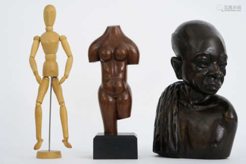 Lot met drie hout sculpturen waaronder een Afrikaanse buste - - 3 sculptures in [...]